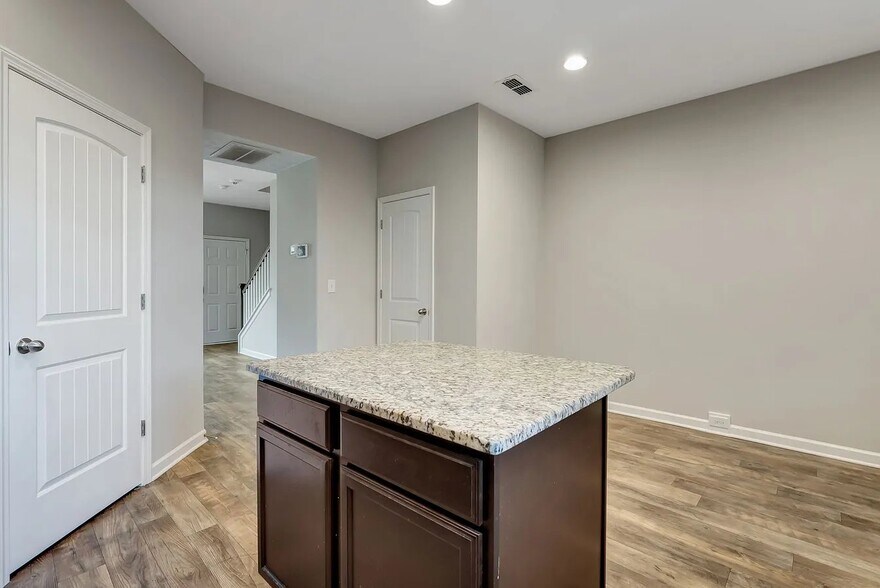 Building Photo - 1752 Sprucedale Dr