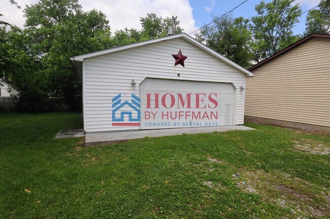 Building Photo - Two Bedroom House | Detached Garage