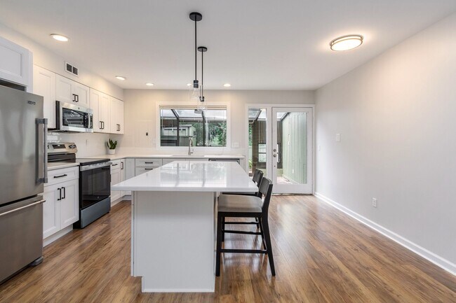 Building Photo - 7 Belaire Way