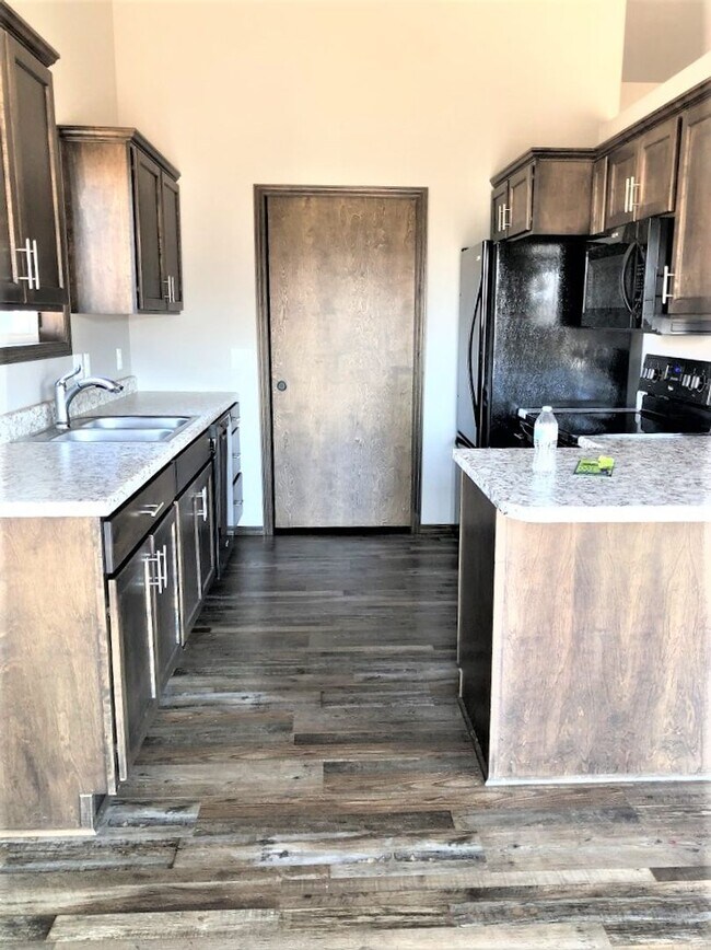 Building Photo - Spacious, Modern East Side Town Home