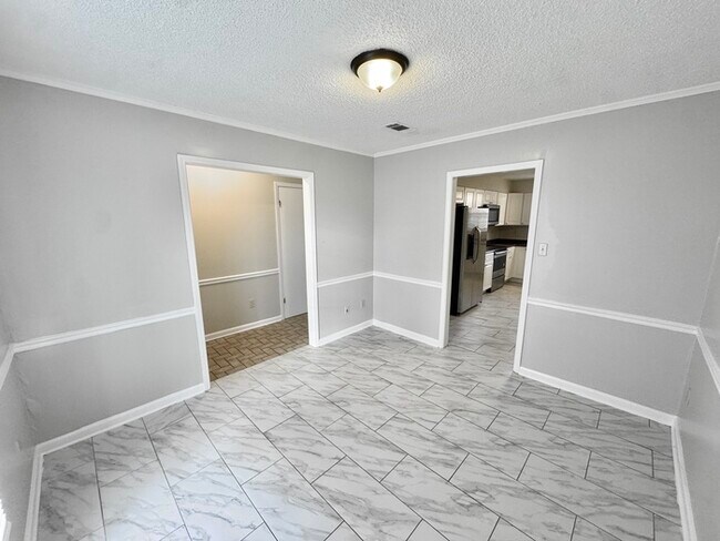 Building Photo - 4964 Barkshire Dr