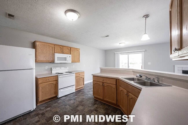 Building Photo - Great 3 Bedroom 2.5 Bathroom Home on the upper east side of Indy!