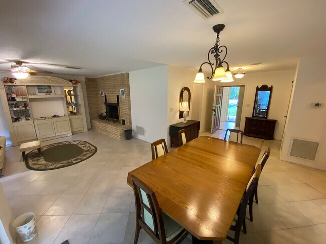 Building Photo - Family and pet friendly ANNUAL LEASE just ...