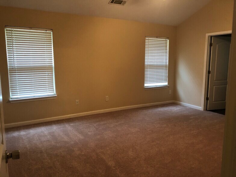 Building Photo - 372 Castle Top Ln