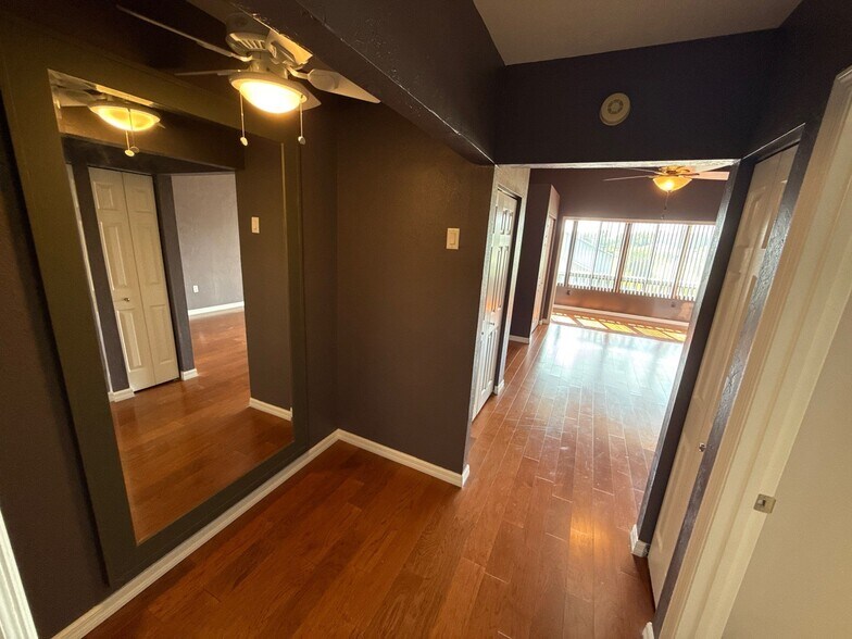 Building Photo - 790 E Gilchrist Ct