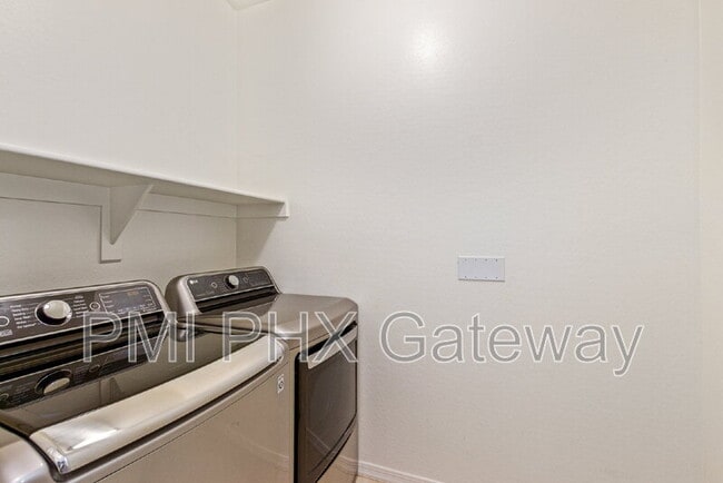 Building Photo - 735 E Constance Wy