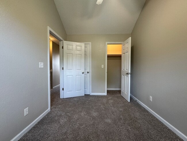 Building Photo - 3 bedroom, 2.5 bathroom duplex located clo...