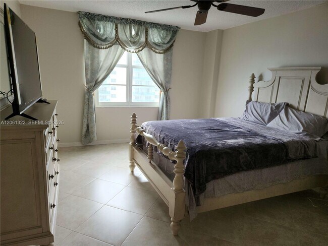 Building Photo - 3725 S Ocean Dr