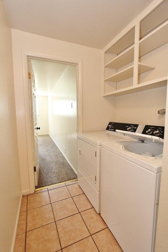 Building Photo - 816 S Wardwell Ave