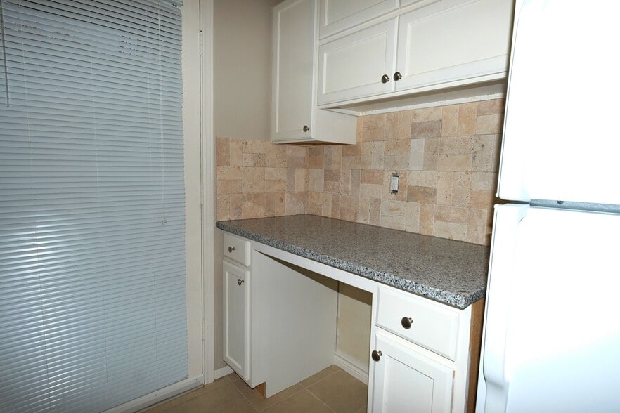 Building Photo - 7727 Meadow Park Dr