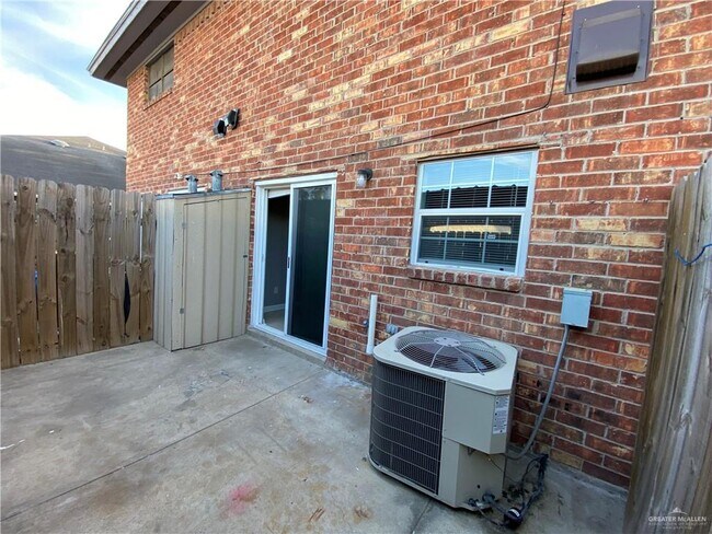 Building Photo - 10-25 1/2 N 25 1/2 St