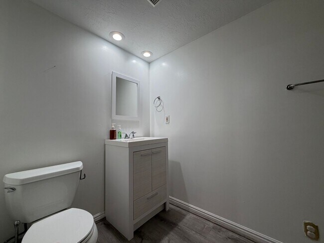 Building Photo - 2080 Debeers Dr