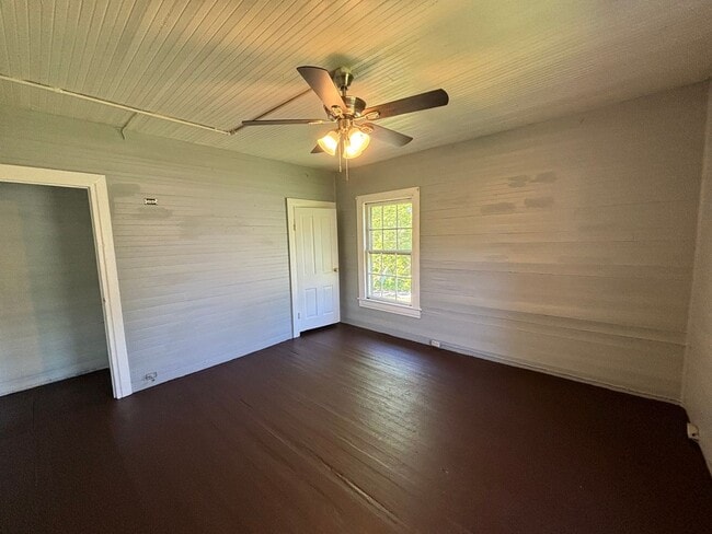 Building Photo - 2 Bedrooms- 1 Bathroom- Apartment in Lindale!
