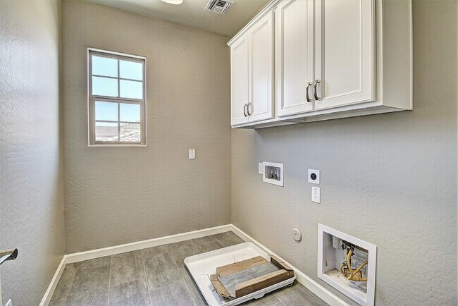Building Photo - Highly sought neighborhood, stunning home!