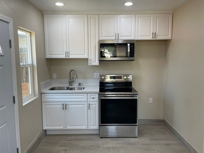 Building Photo - Cute 1 Bedroom Unit in Nice Neighborhood! ...