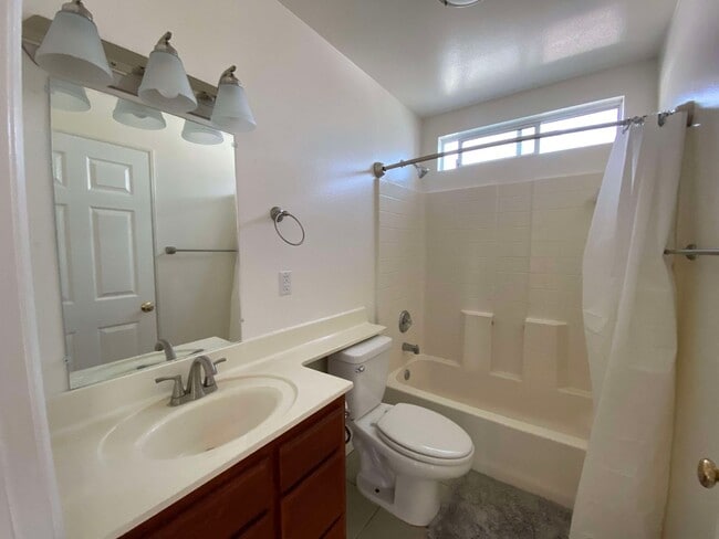 Building Photo - 762 W 21st St