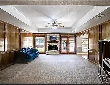 Building Photo - Room in House on Magic Hill Dr