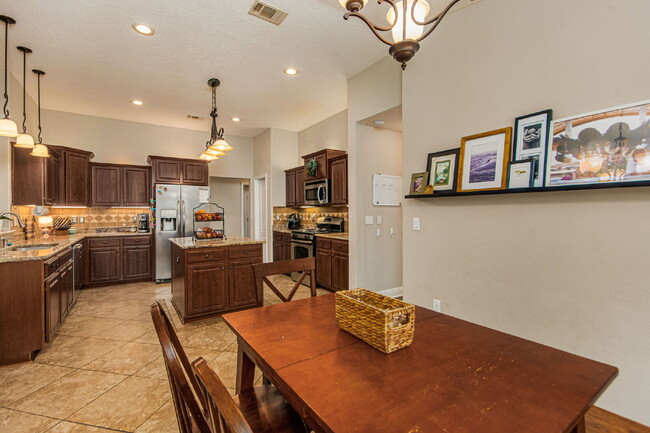 Building Photo - 5 Bed House convenient to Navarre and Hurl...