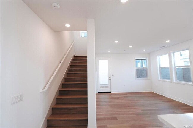 Building Photo - 418 Lobata