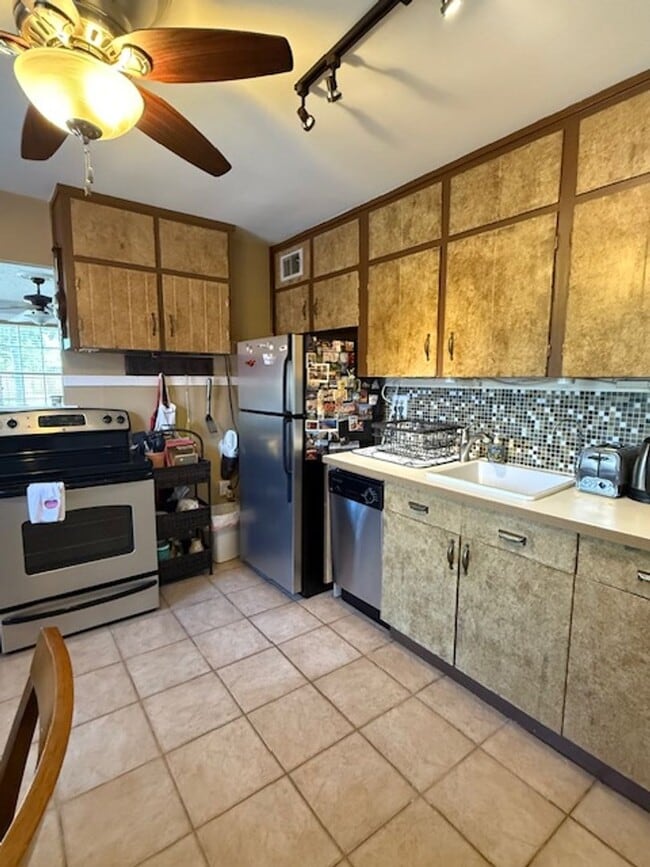 Building Photo - Downtown Bungalow