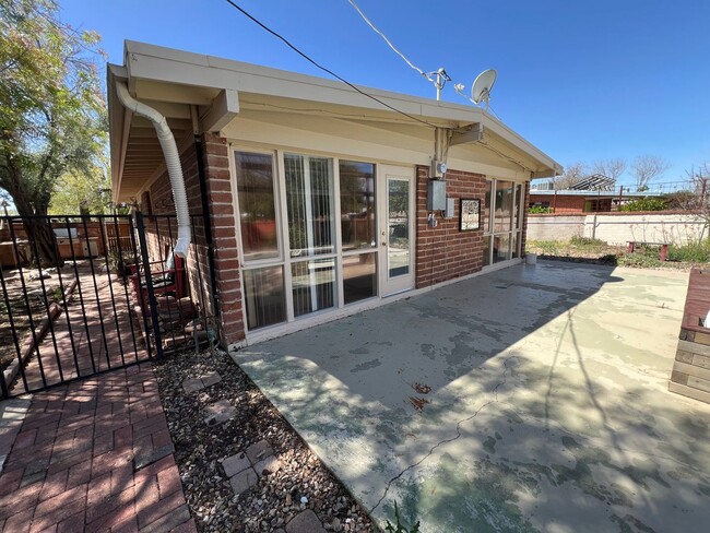 Building Photo - Central 3 Bedroom 2 Bath Burnt Adobe Home with Pool