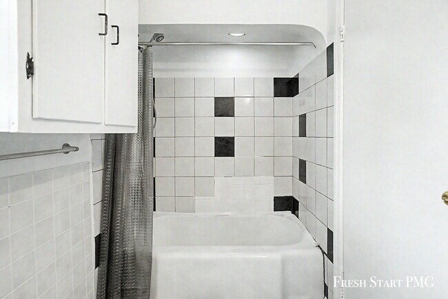 Building Photo - 1521 N Park St