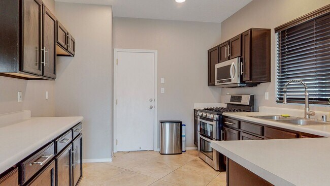 Building Photo - Vista Del Norte neighborhood 3 Bedroom