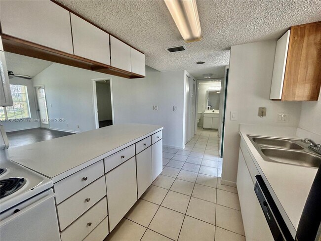 Building Photo - 6292 La Costa Dr