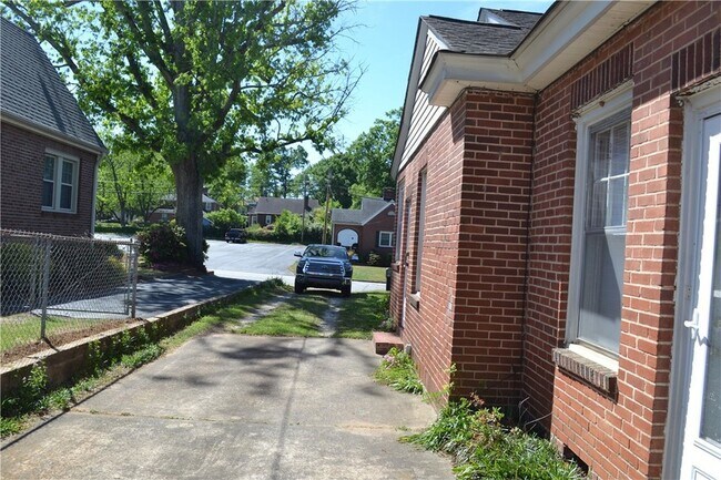 Building Photo - 205 E Broad St