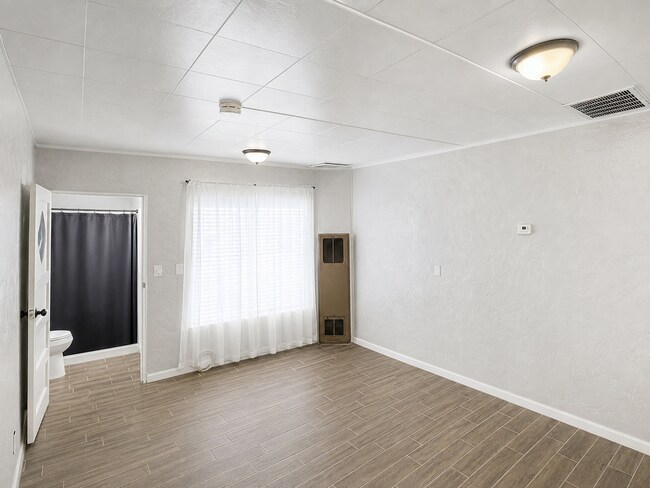 Building Photo - 5915 W Palmaire Ave