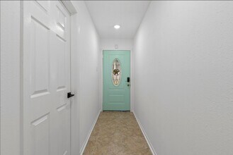 Building Photo - 9930 Valley Lake Dr