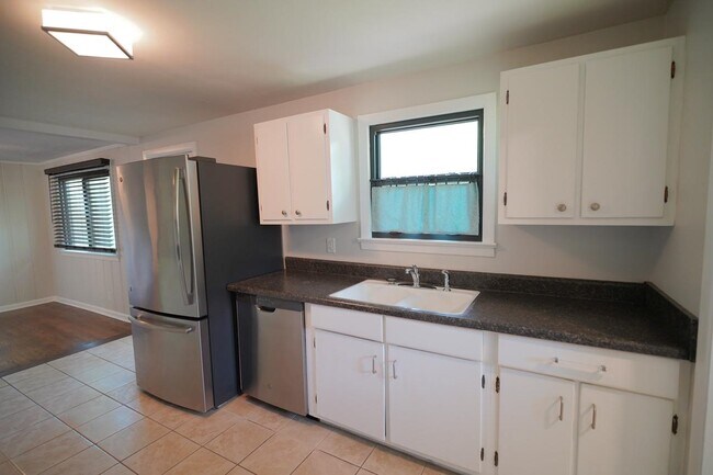 Building Photo - 1506 Sharon Rd