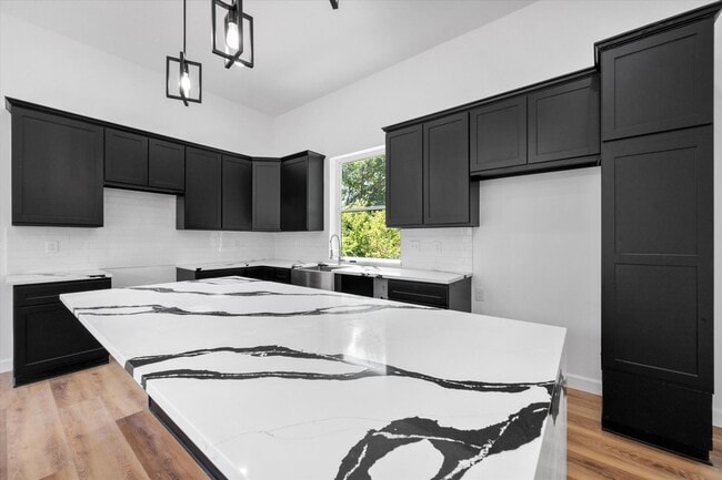 Building Photo - Spacious Townhouse in Dallas