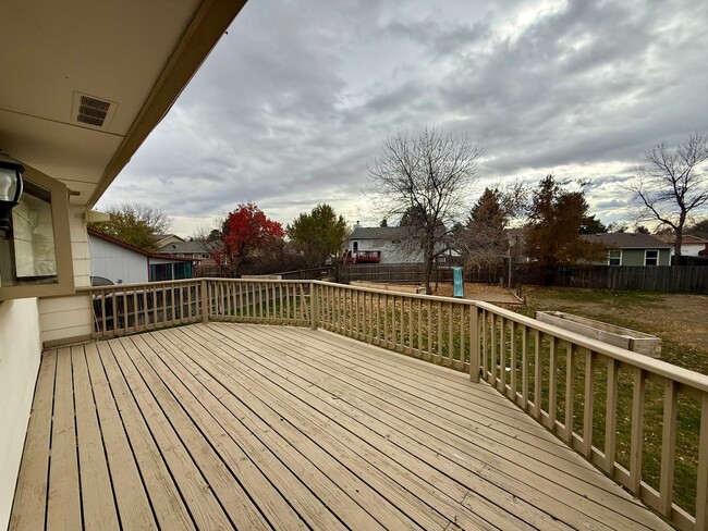 Building Photo - Large 4 Bedroom/2 Bath Bi-Level Home with ...
