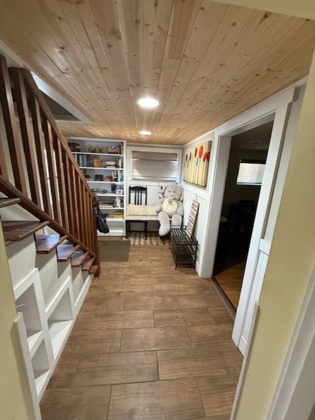 Building Photo - Live in the heart of Roslyn, walk to shops dining and trailheads!