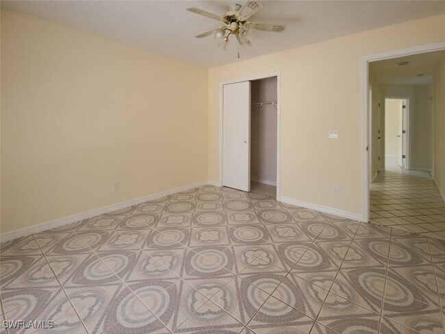 Building Photo - 565 N Idle Terrace