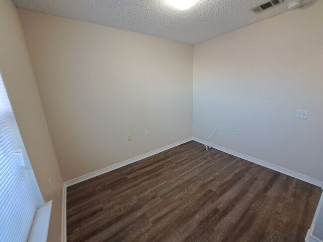 Building Photo - Cute 2BR/1BA in NE Pensacola