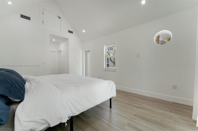 Building Photo - 3125 Paola Dr