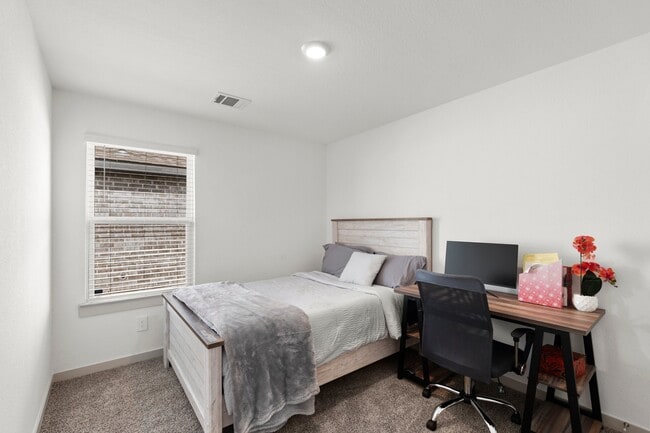 Building Photo - 6919 Fleetwood Crescent Wy