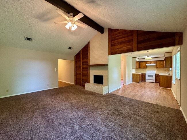 Building Photo - Single Family Home *LEASING SPECIAL AVAILA...