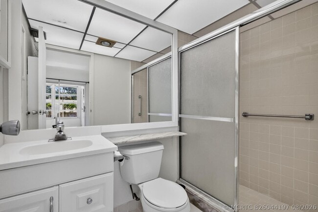 Building Photo - 654 Saxony N