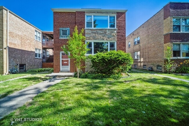 Building Photo - 4914 Louise St