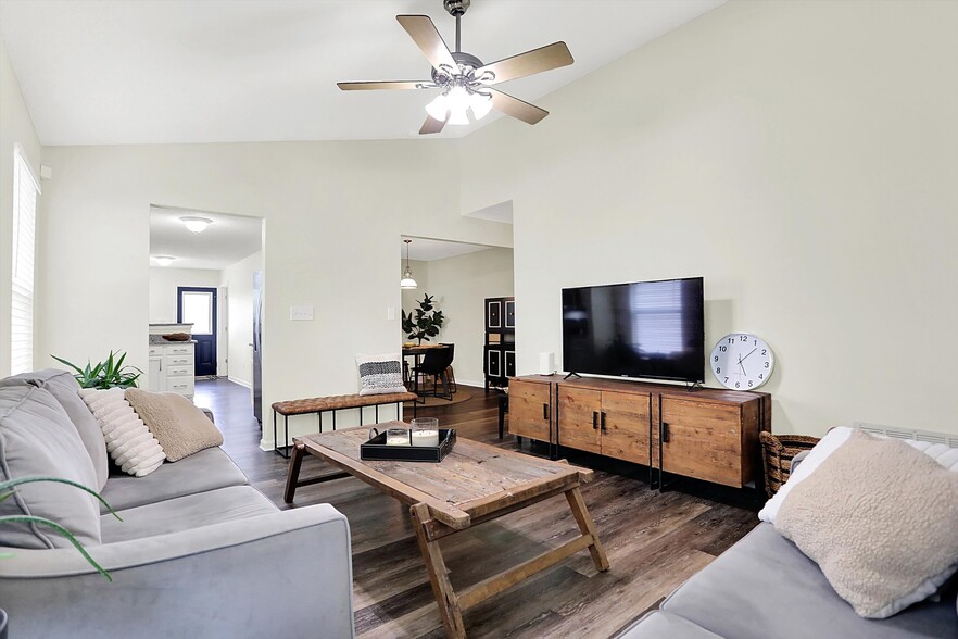 Building Photo - 5549 Wild Horse Dr