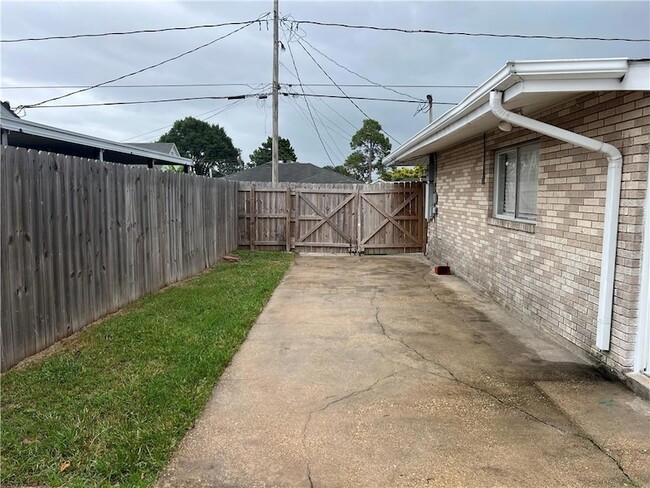 Building Photo - 2716 Riverland Dr
