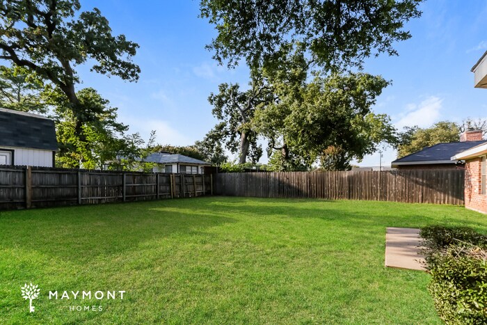 Building Photo - 1207 Belclaire Ln