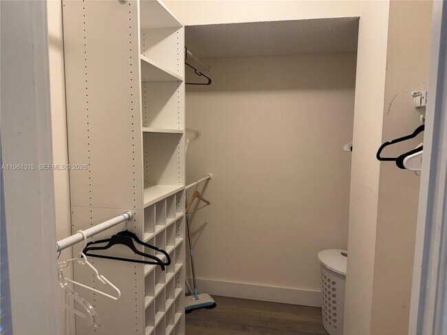 Building Photo - 2500 Parkview Dr