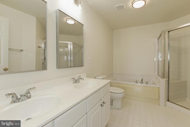 Building Photo - 1984 Crescent Park Dr