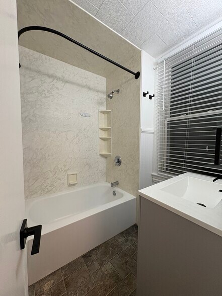 Building Photo - 2030 Hanover Ave