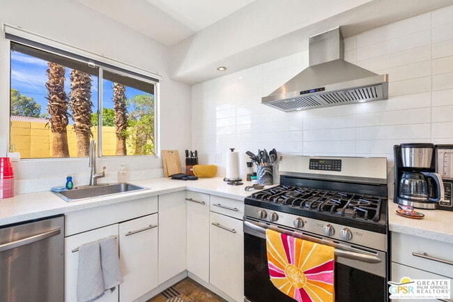 Building Photo - 2267 N San Antonio Rd