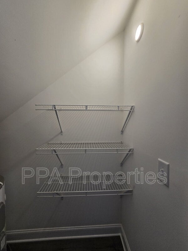 Building Photo - 402 Giles St